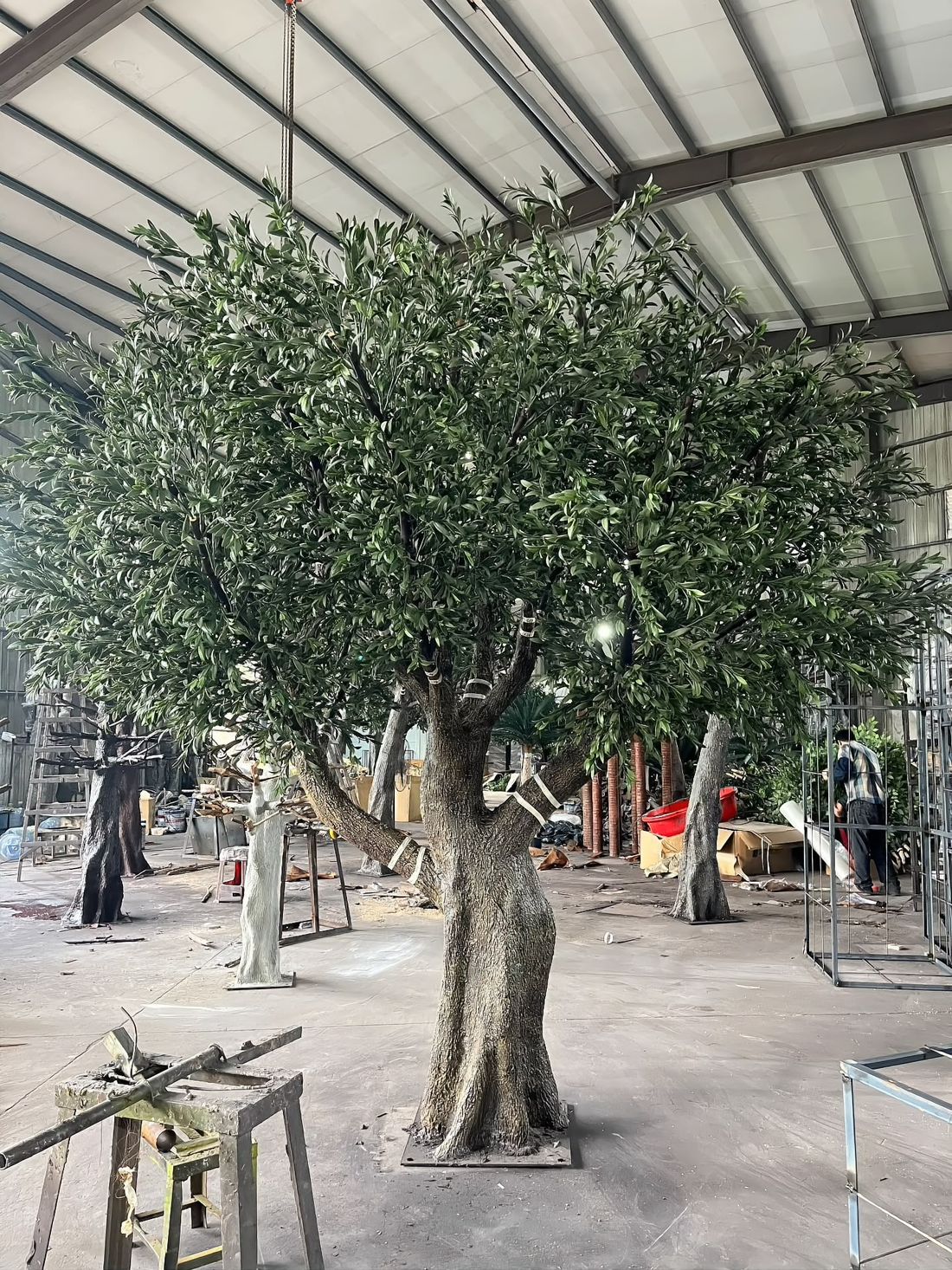 Large olive under construction, the team setting the final branch positions